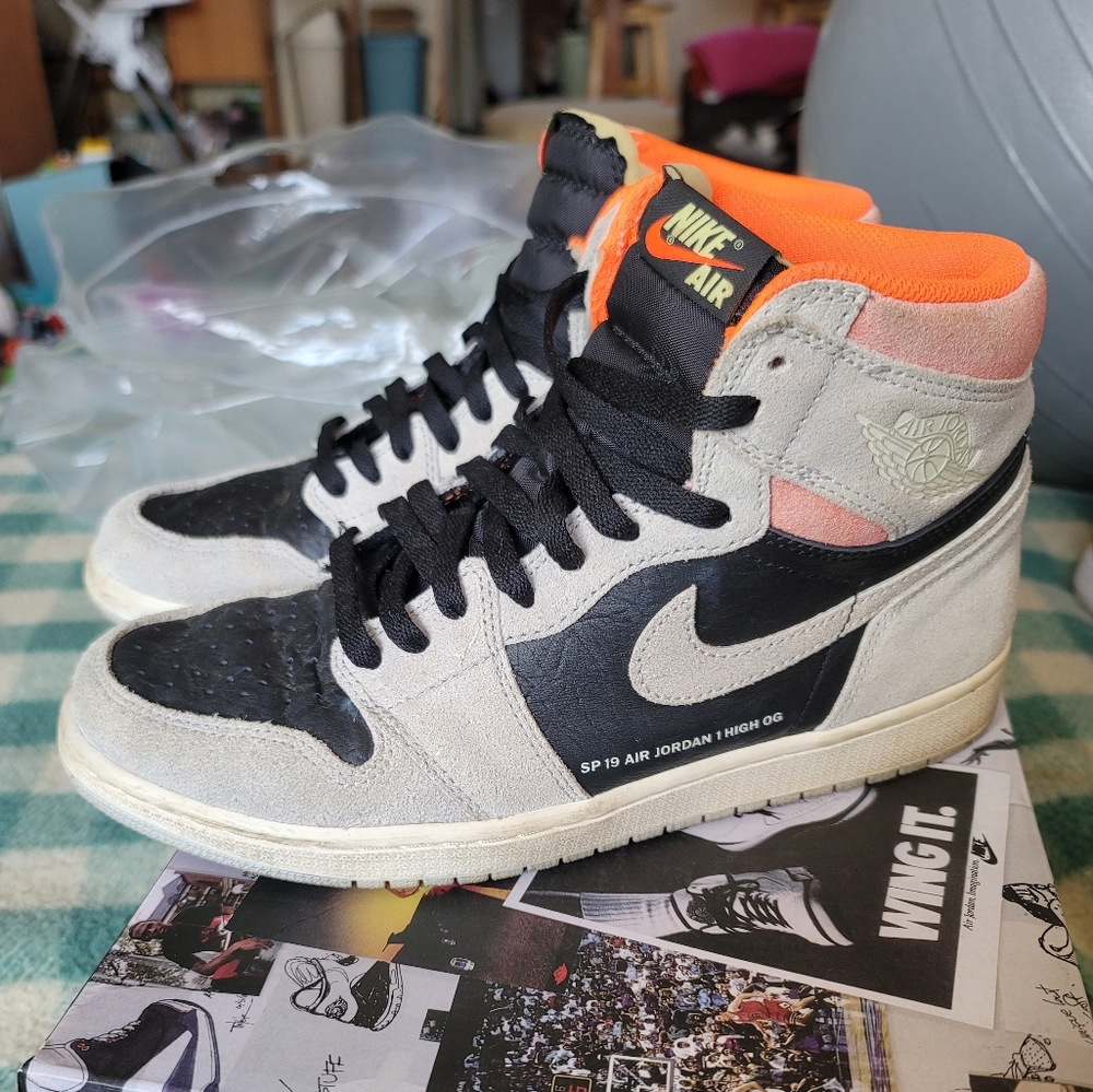 Jordan 1 neutral grey/ hyper crimson